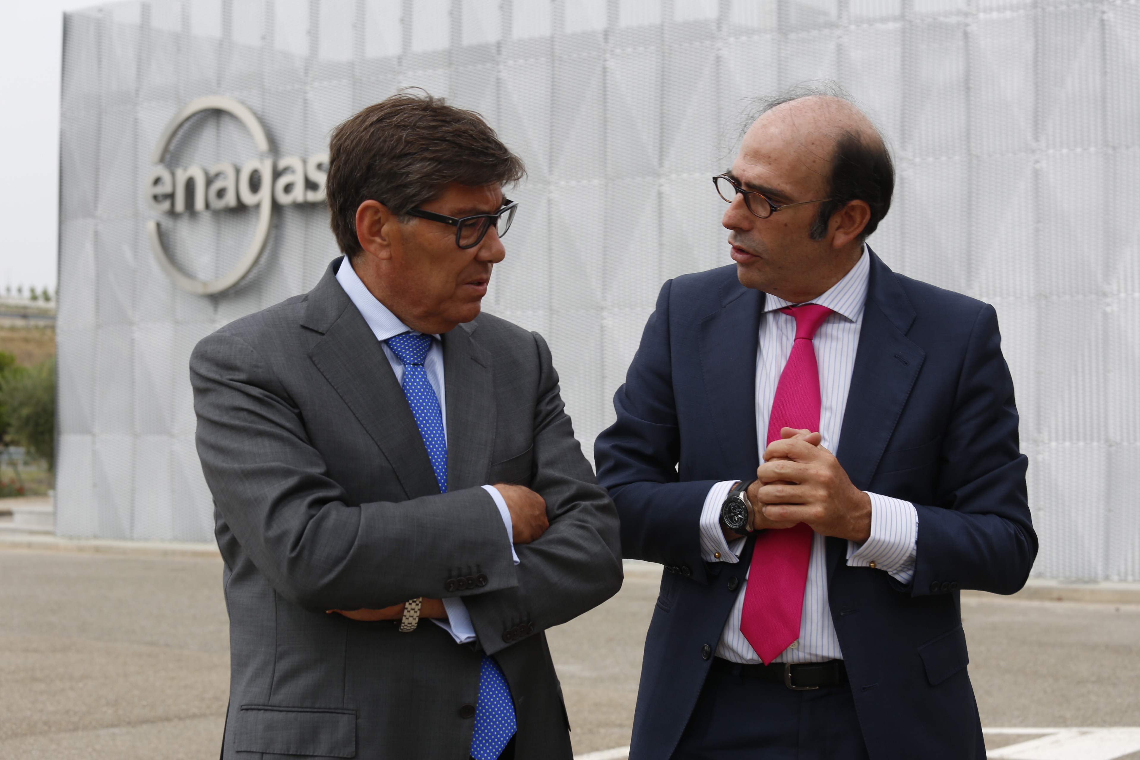 Two people talking in front of the Enagás Metrology Centre