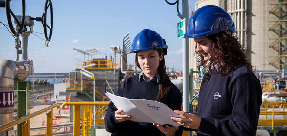 Enagás female workers at a terminal