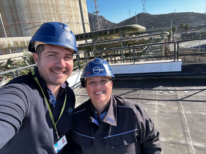 Pilar Polvoreda, Jefa de Operaciones, y Domingo Pérez, Técnico de Operaciones en la Planta de Cartagena