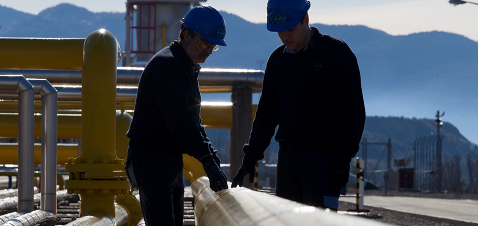 Operadores trabajando en una infraestructura de Enagás