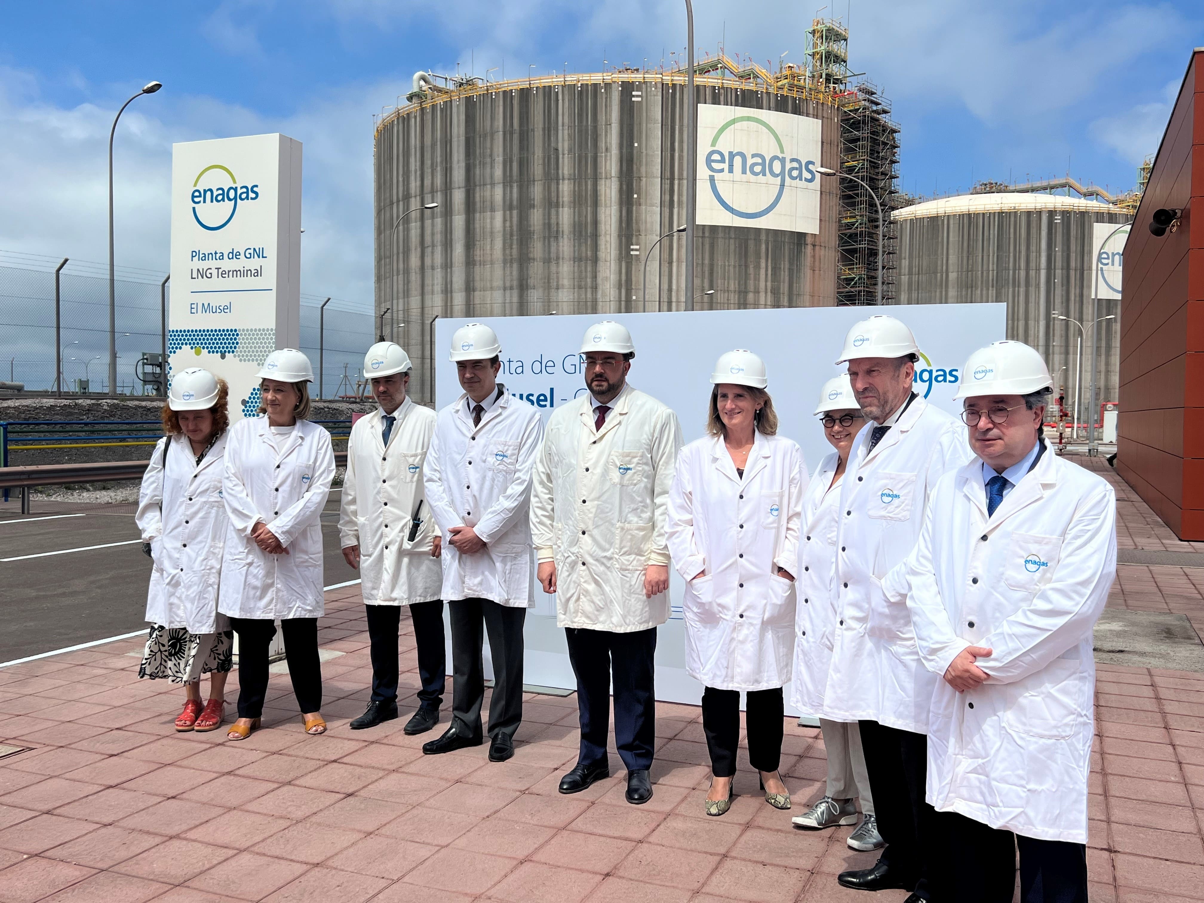 Visita autoridades planta de regasificación Gijón