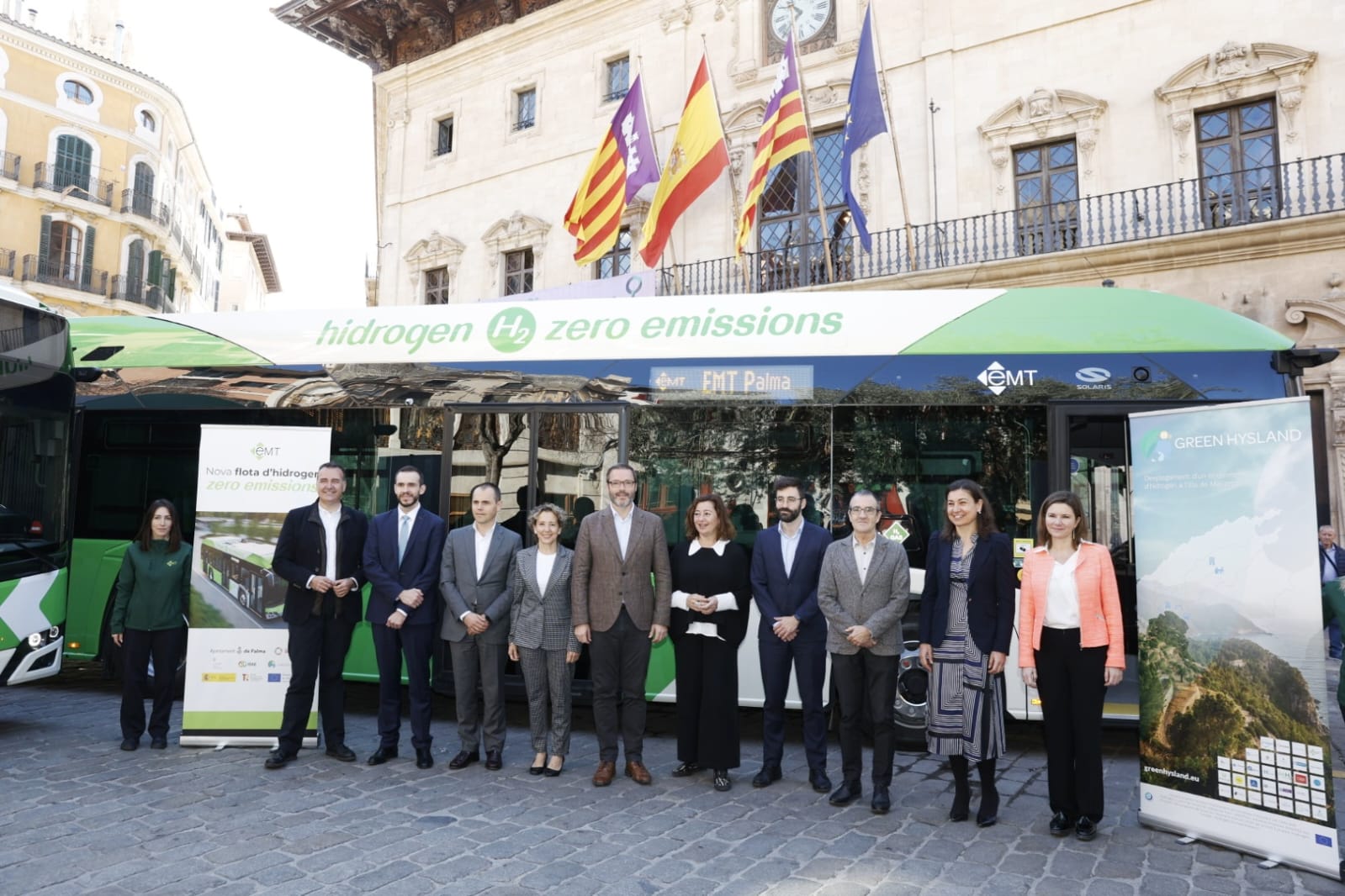 Foto de grupo en la presentación de los primeros autobuses de hidrogeno verde en Mallorca