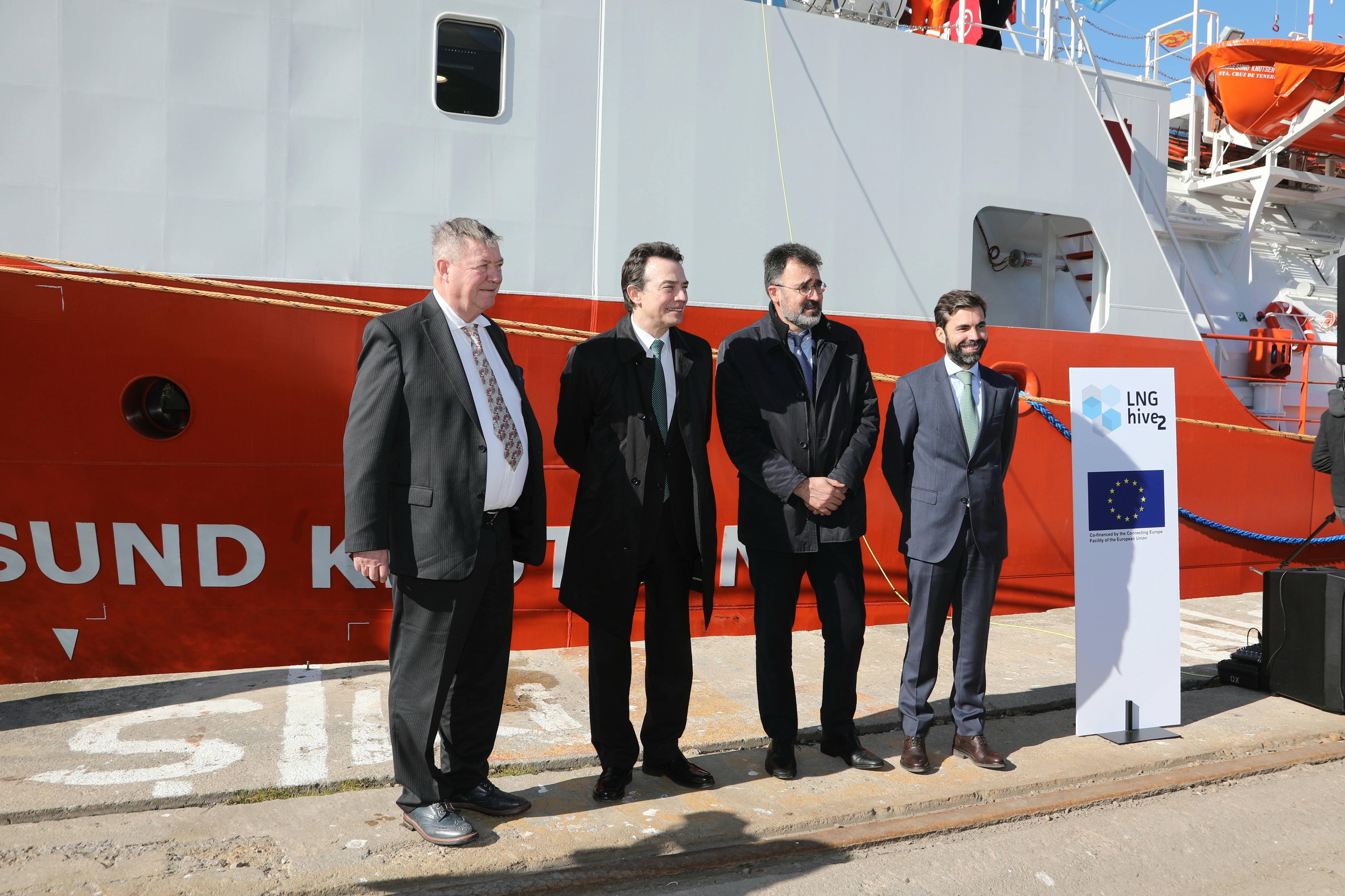 Socios en la inauguración del primer barco de GNL construido en España