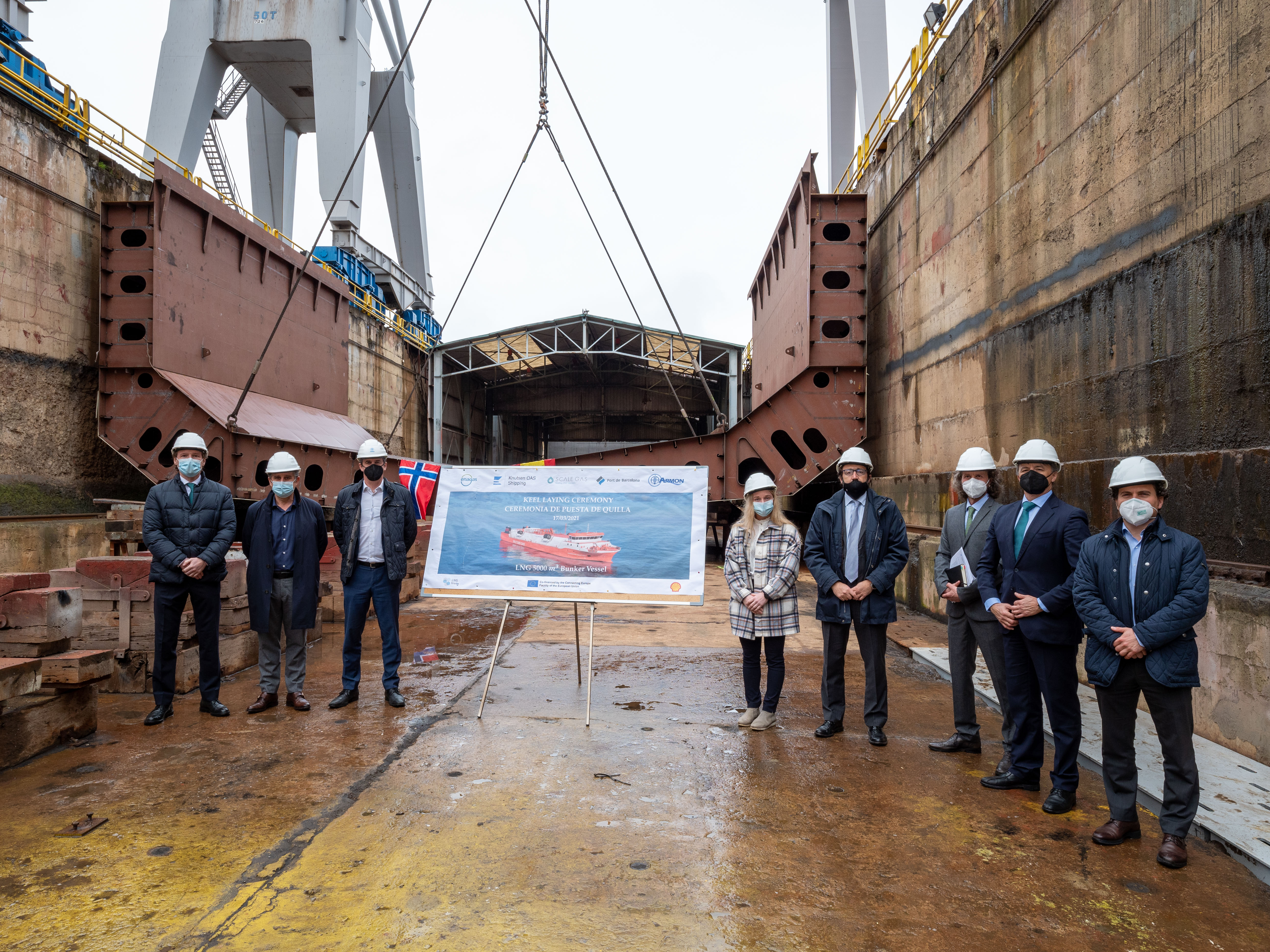 Profesionales de Enagás y otras empresas socias en la ceremonia de puesta de la quilla de un barco de bunkering de GNL en Gijón