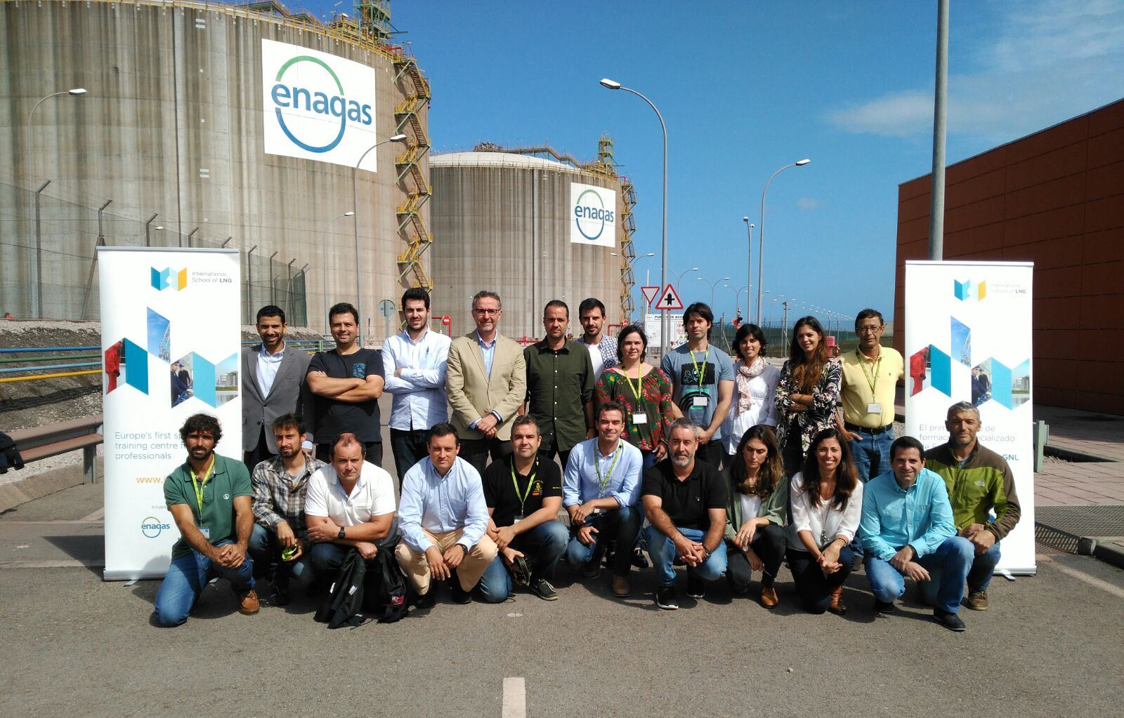 Foto de grupo en una planta de regasificación de Enagás