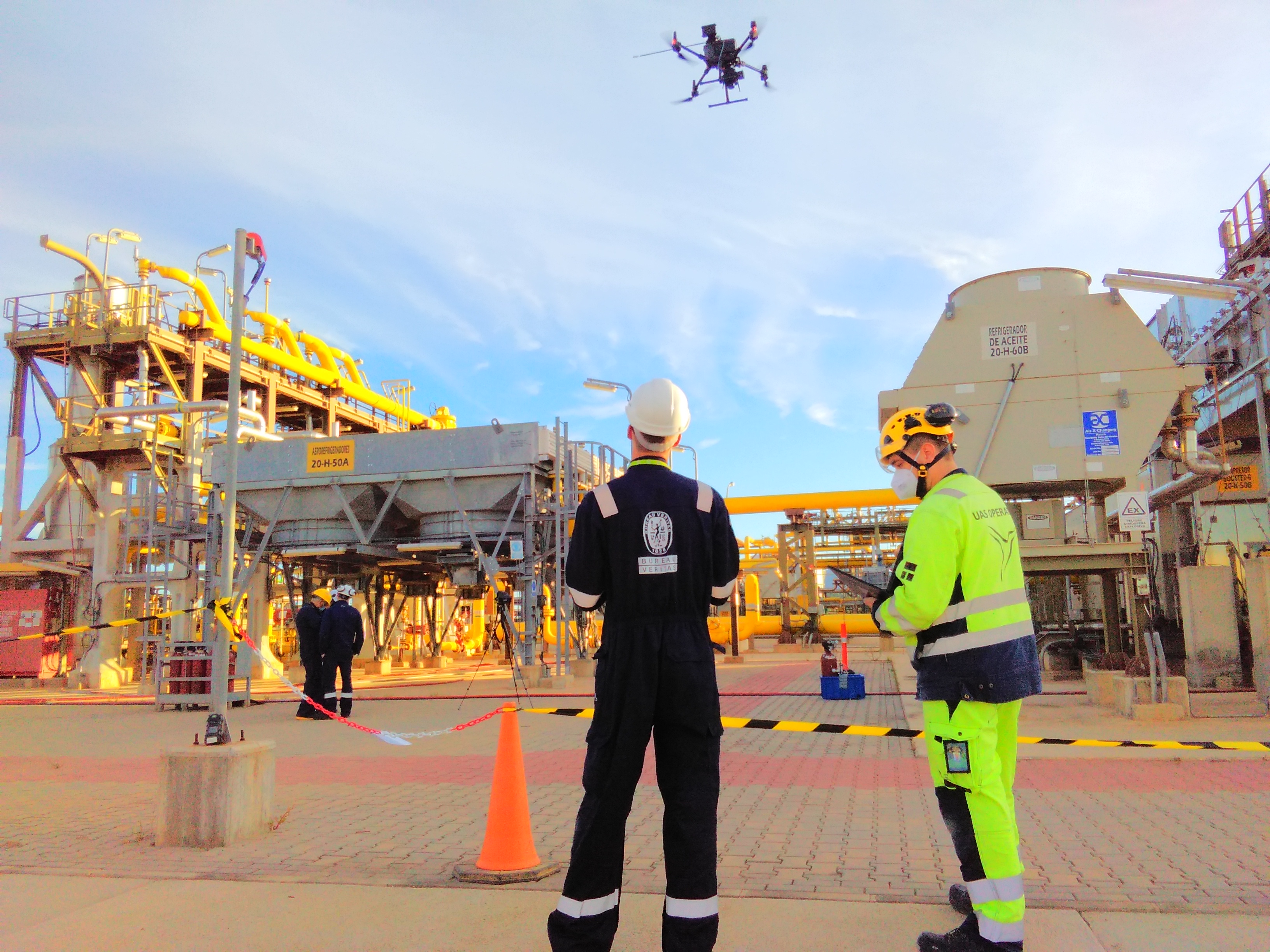 Investigadores realizando unas pruebas con dron en una infraestructura de Enagás