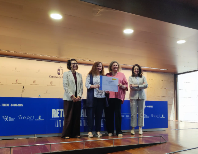 En el centro de la imagen: Mar Cuenca y Susana Toril recogiendo el premio