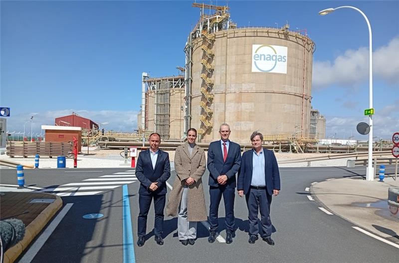 The mayoress alongside officials from Enagás