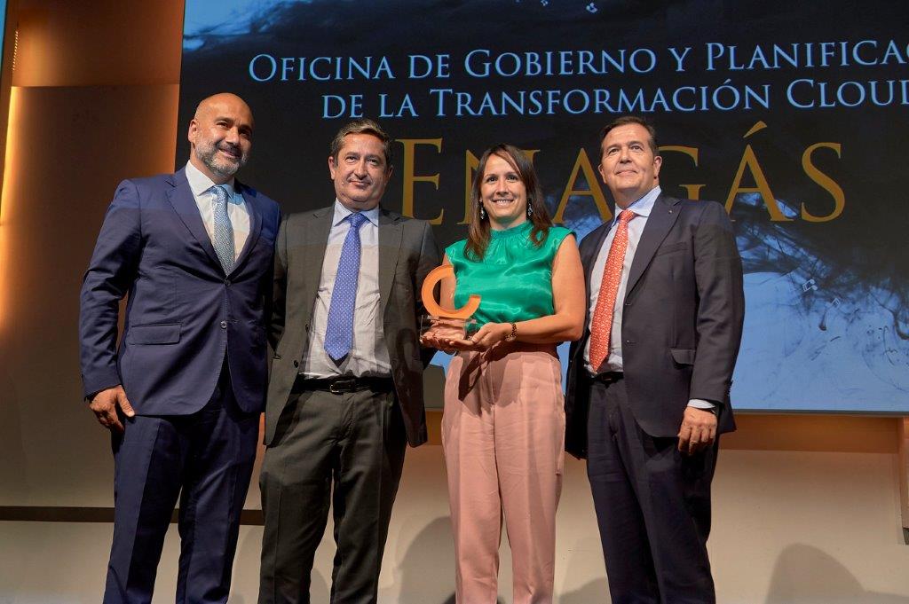 Profesionales de Enagás recibiendo un premio de la revista Computing