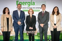 Maite Nonay y otros participantes de la mesa redonda
