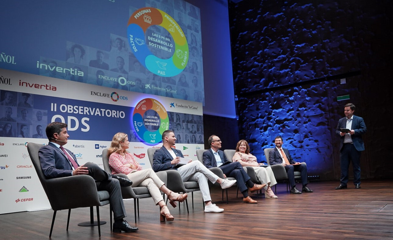 Profesionales en mesa redonda durante el evento