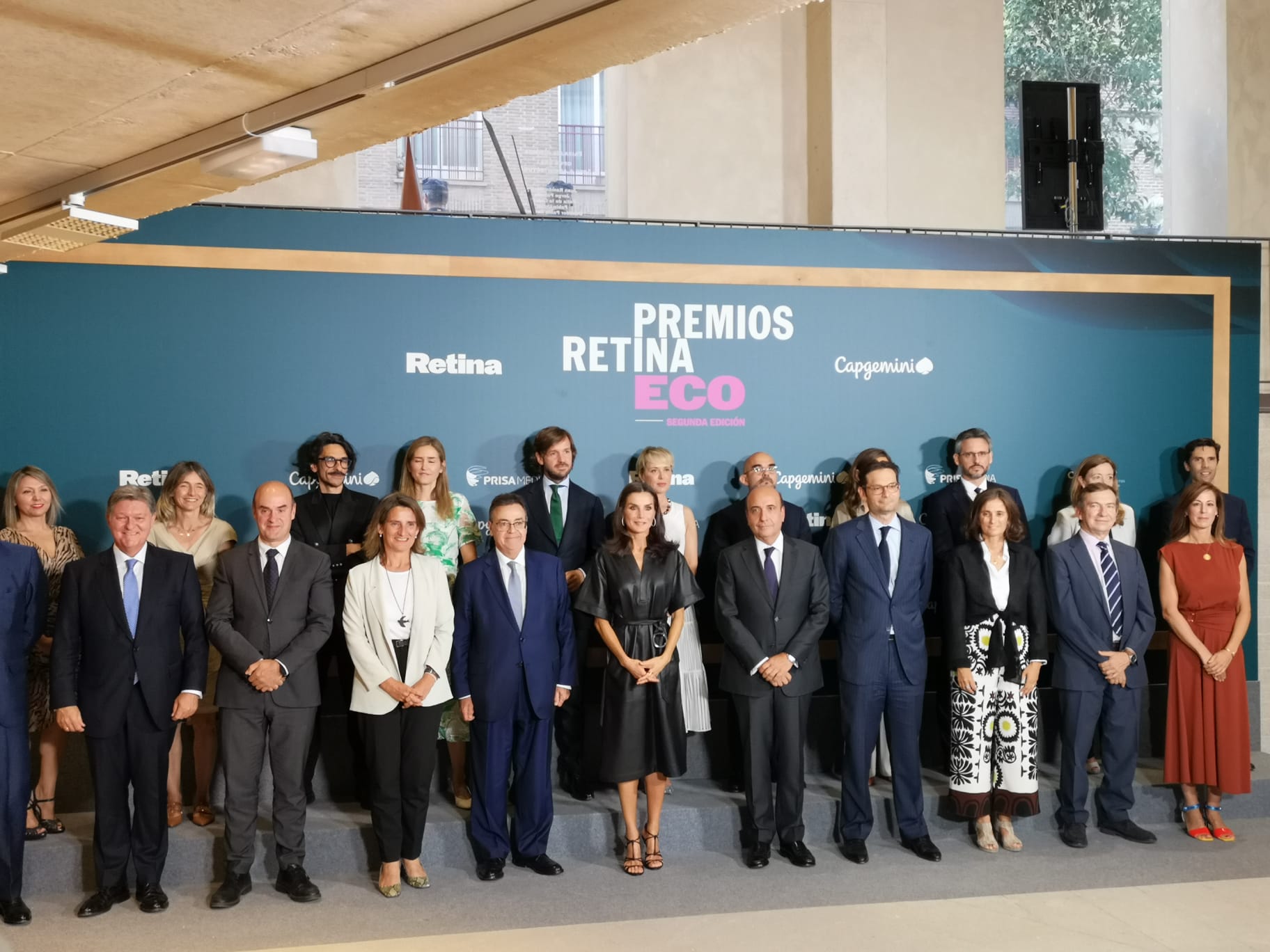 Antonio Llardén en una foto de grupo de los Premios Retina junto a Su Majestad la Reina Leticia