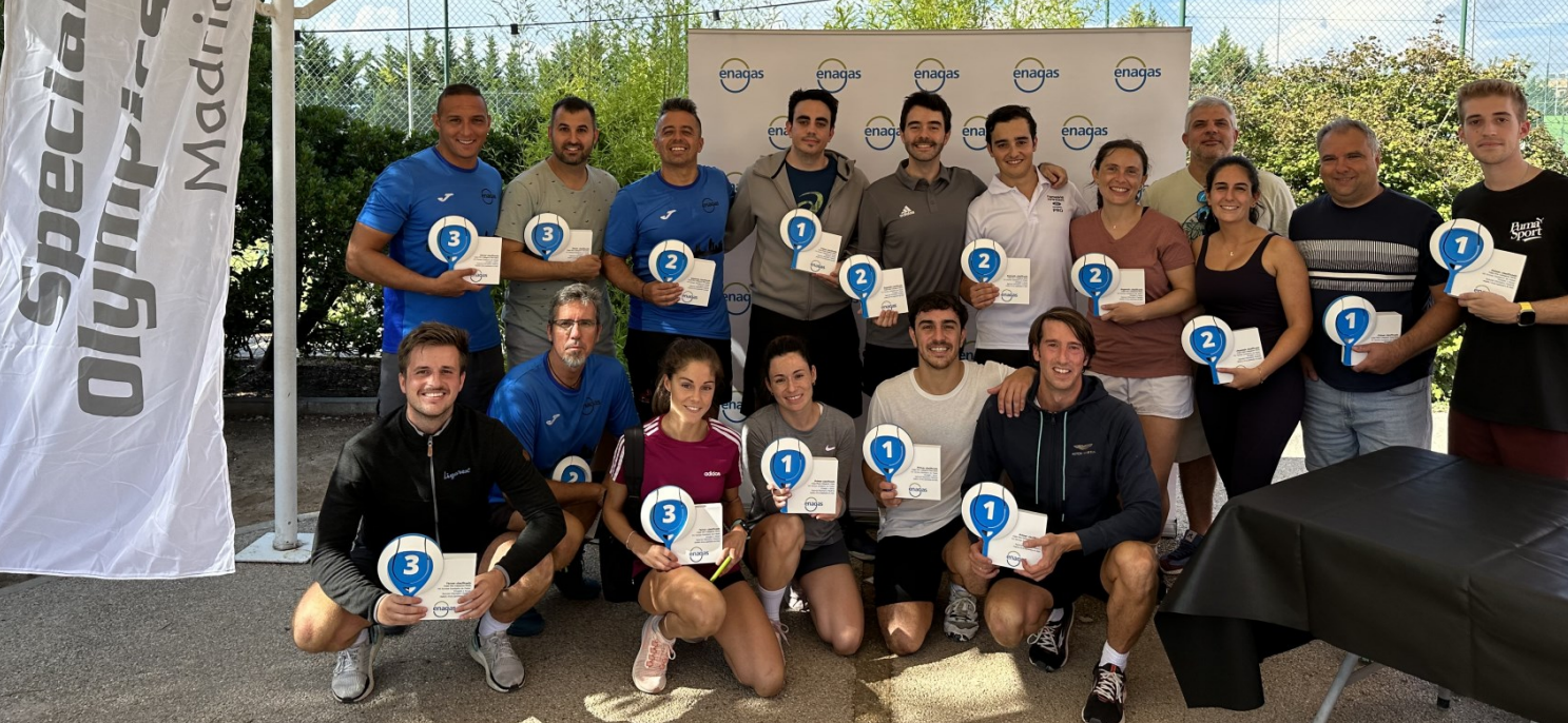 Foto de empleados en un torneo benéfico