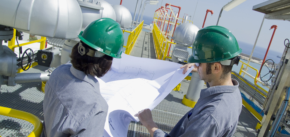 Operadores en una terminal mirando un mapa