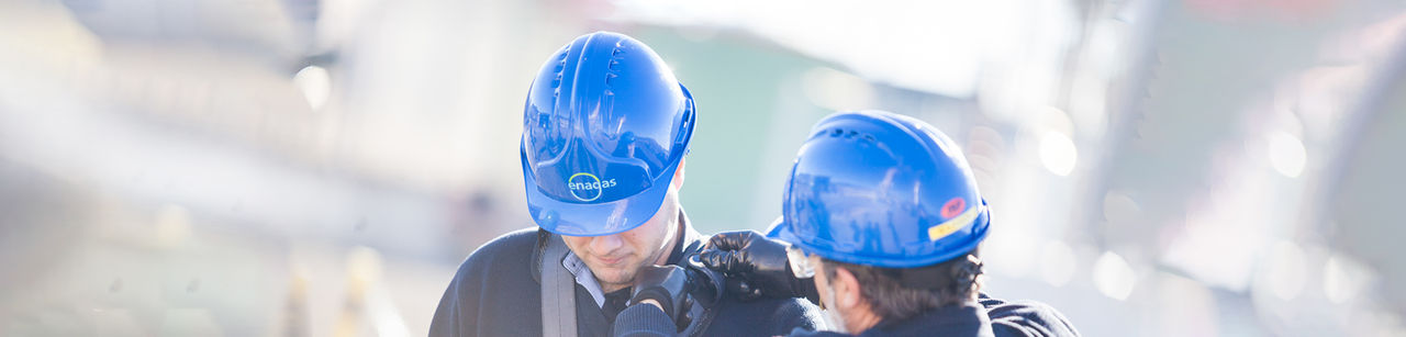 Operadores de Enagás colocándose equipo seguridad