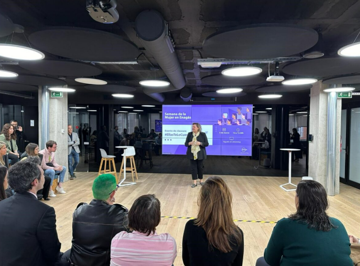 Profesional de Enagás durante un evento