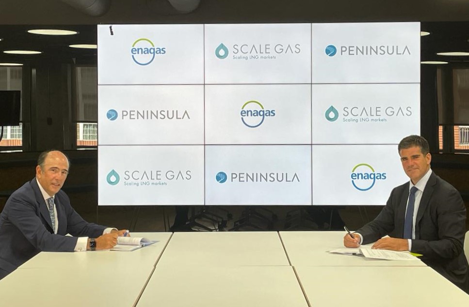  From left to right: Marcelino Oreja, CEO of Enagás, and John A. Bassadone, CEO of Peninsula, at the signing of the agreement.