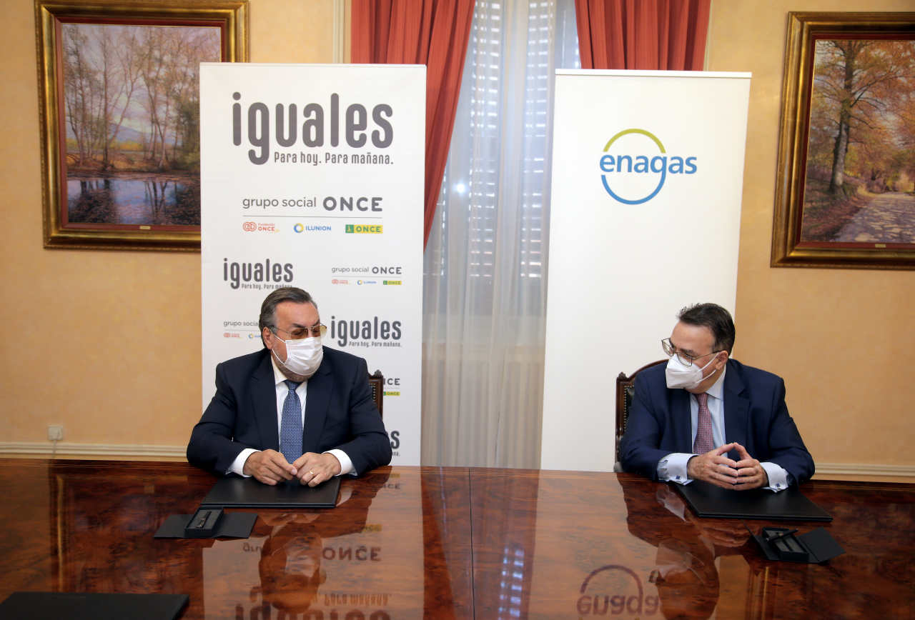 Enagás professionals together with partners after the signing of the agreement