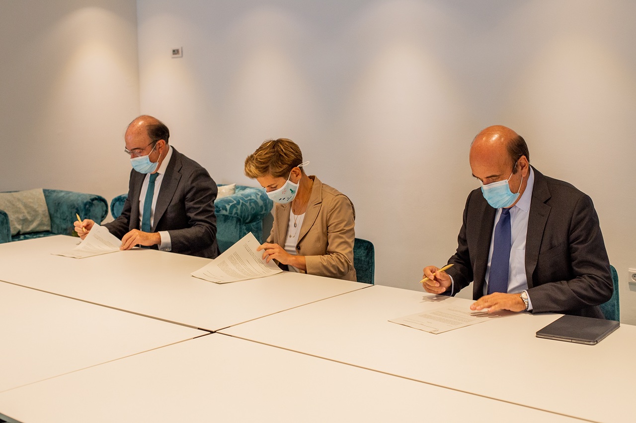  From left to right: Marcelino Oreja, CEO of Enagás; Gloria Fluxà, vicepresident & CSO of Grupo Iberostar; and Rafael Mateo, CEO of ACCIONA Energía, at the signing of the agreement.