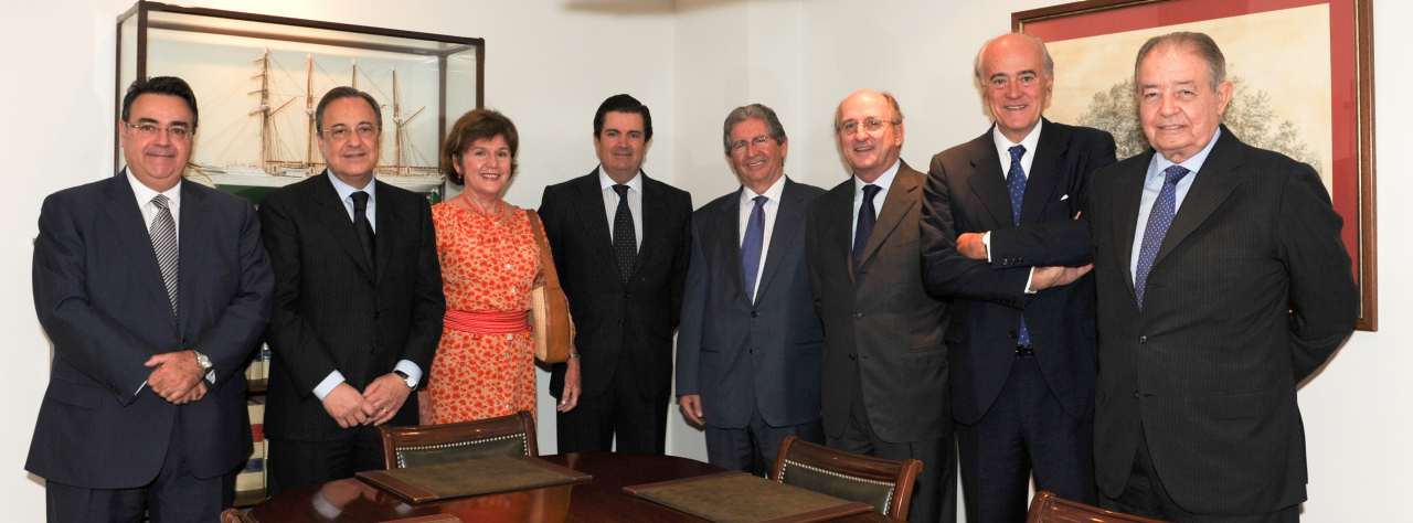 Antonio Llardén in a group photo after a meeting with company executives