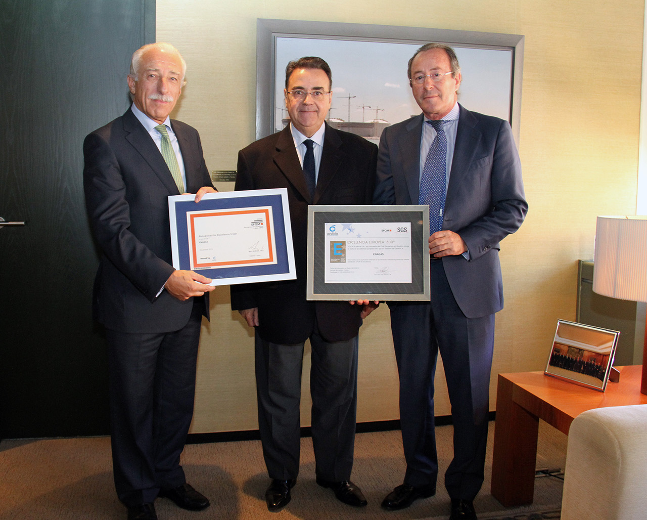 Enagás professionals receiving an award