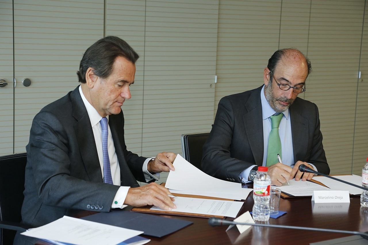  The Chairman of Barcelona Port, Sixte Cambra, and the Chief Executive Officer of Enagás, Marcelino Oreja, in the signature of the agreement