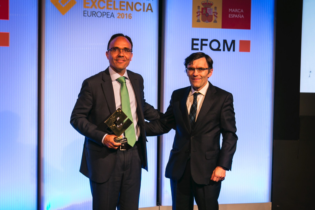  Jose Miguel Tudela, Director of Organisation and SCR, recieved the award from Alberto Durán, Chairman of the Club Excelencia de Gestión