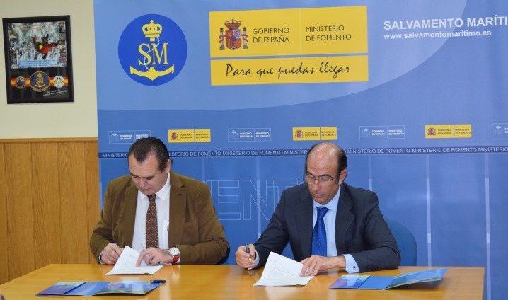  The Director General of the Spanish Merchant Navy and chairman of the Marine Safety Agency, Rafael Rodríguez Valero, and the Chief Executive Officer of Enagás, Marcelino Oreja, during the signing of the agreement