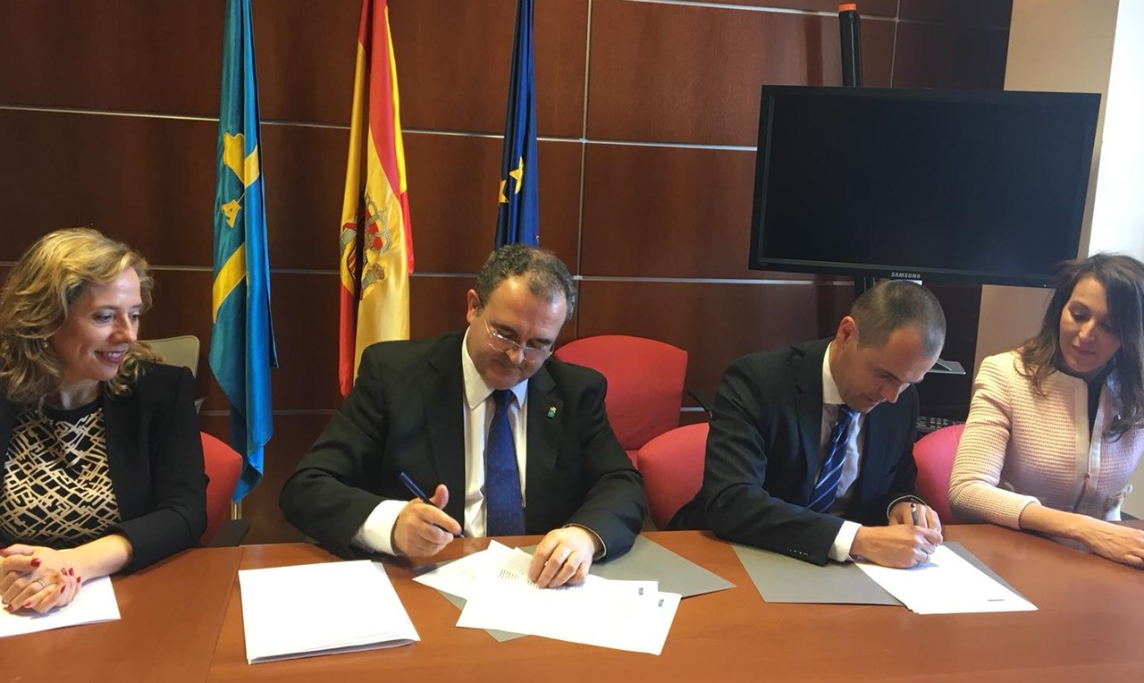  The Regional Minister for Employment, Industry and Tourism of the Principality of Asturias, Isaac Pola Alonso, and the Chief Transformation Officer of Enagás, Antón Martínez, during the signing of the agreement in Oviedo