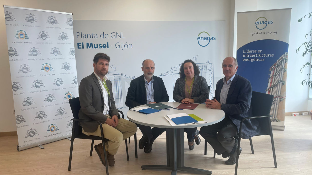 Signing of the agreement with the University of Oviedo
