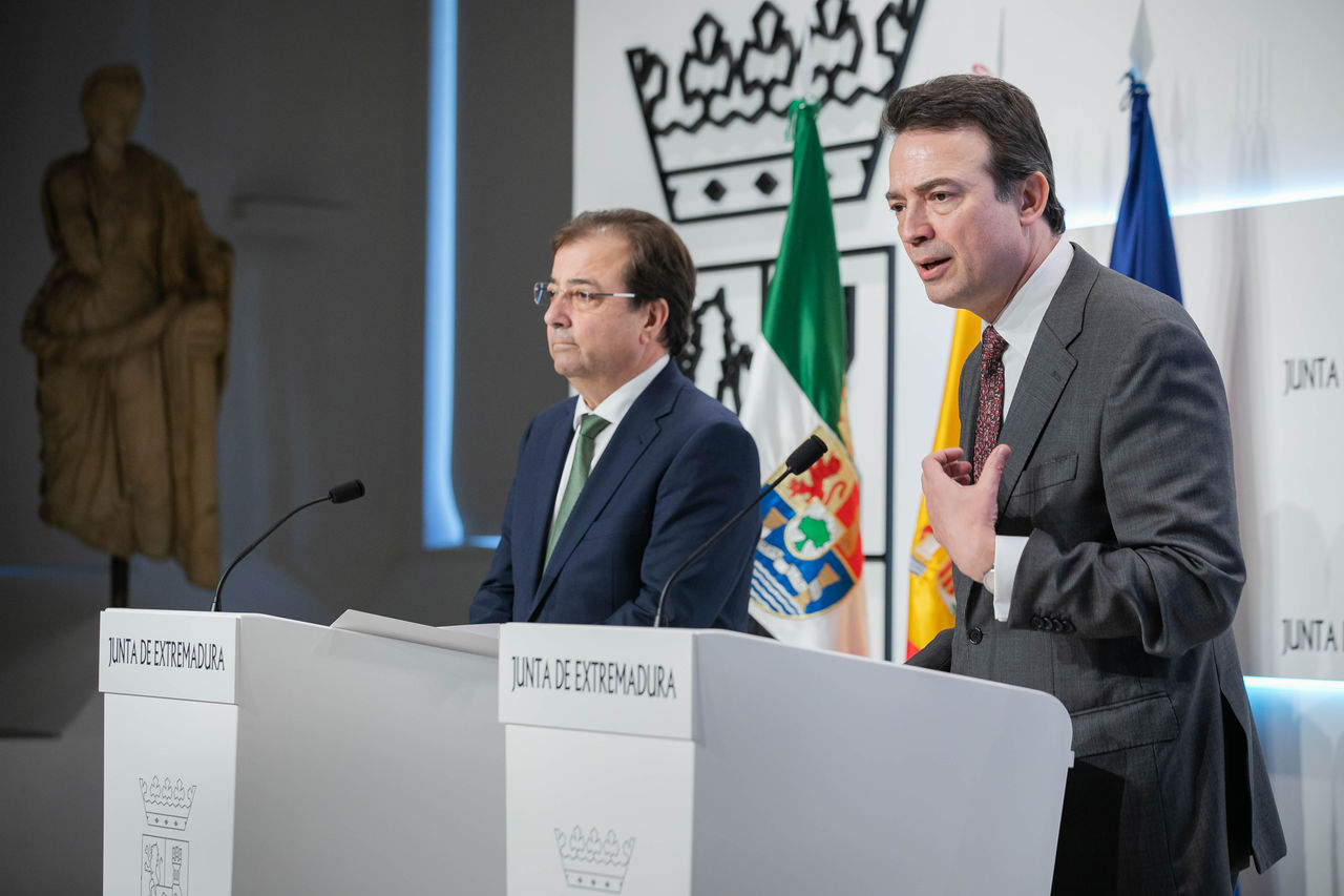 Acto firma acuerdo entre el Presidente de la Junta de Extremadura, Guillermo Fernández Vara, y el CEO de Enagás, Arturo Gonzalo