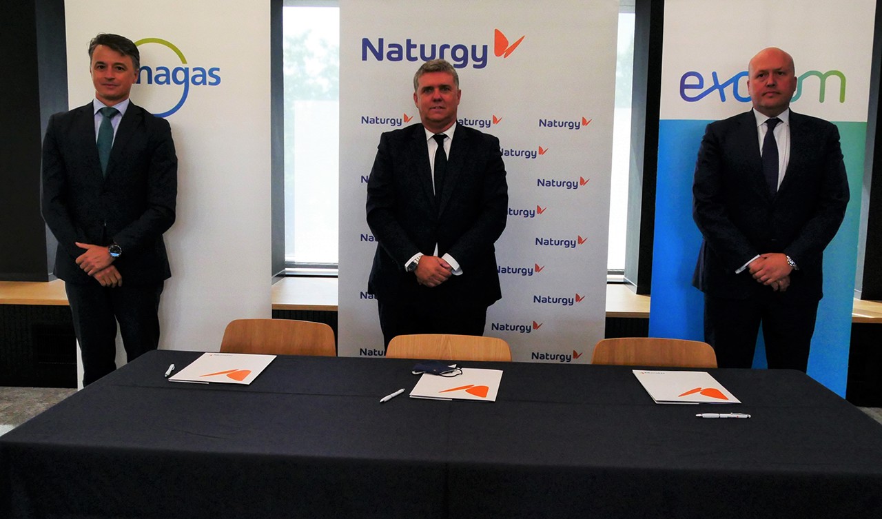  From left to right: Fernando Impuesto, Managing Director of Enagás Emprende; Rafael Benjumeda, Director of New Business Exploitation at Naturgy; and Andrés Suarez, Global Strategy & Innovation Lead at Exolum, at the signing of the agreement.