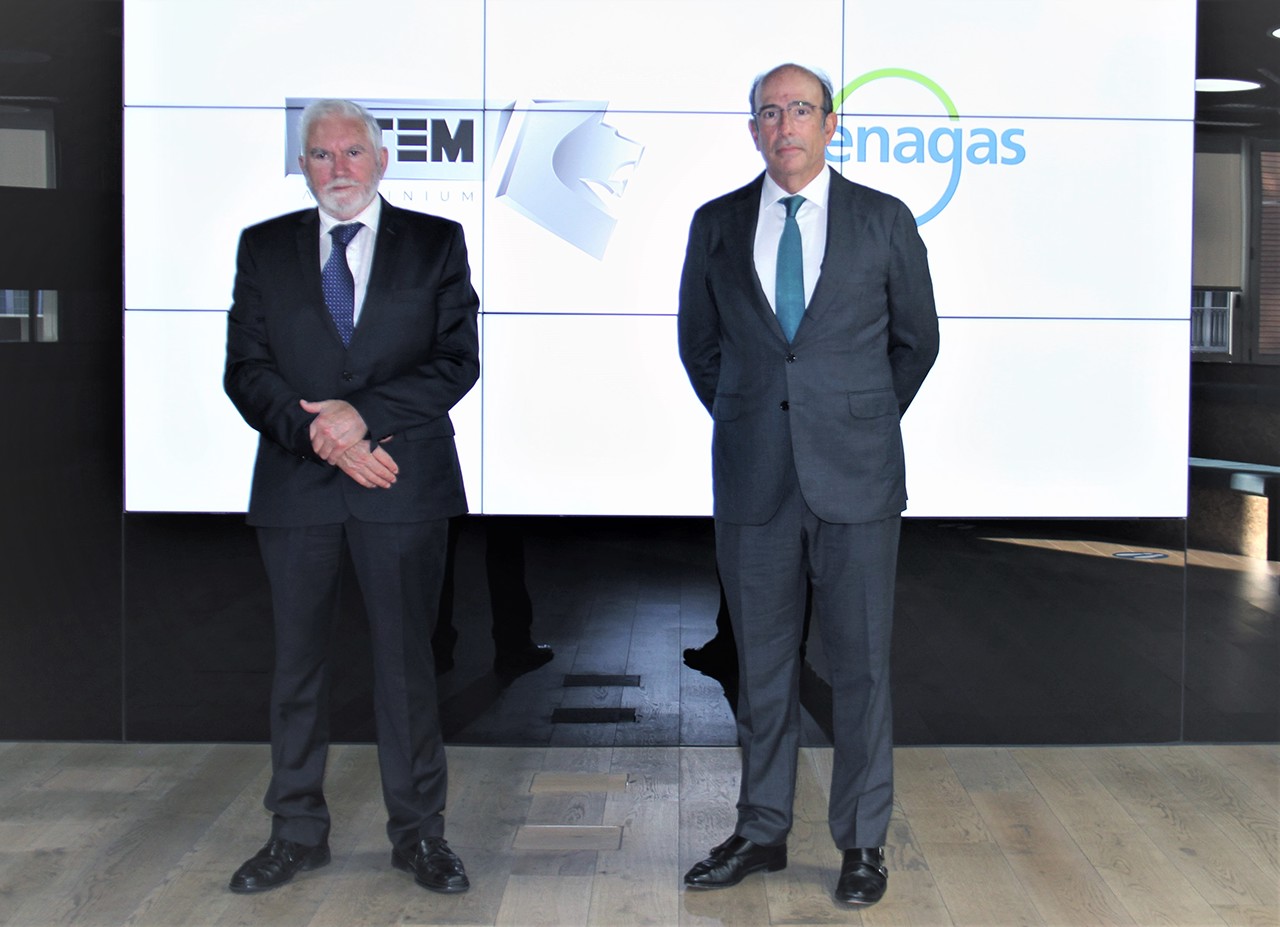  From left to right: Macario Fernández, Executive Chairman of LatemAluminium, and Marcelino Oreja, CEO of Enagás.