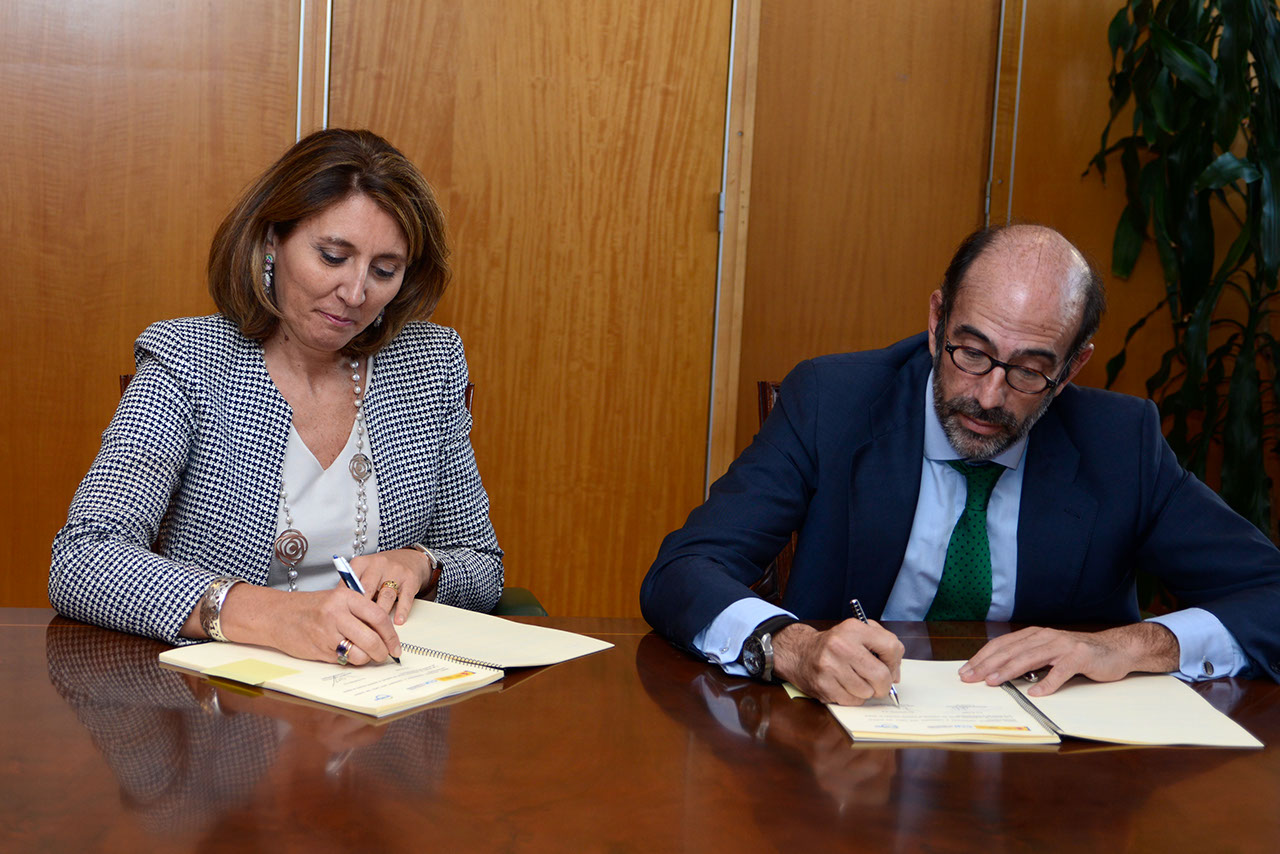  The General Secretary of Industry and Small and Medium Enterprises, and President of the Spanish Metrology Centre, Begoña Cristeto; and the CEO of Enagás, Marcelino Oreja.