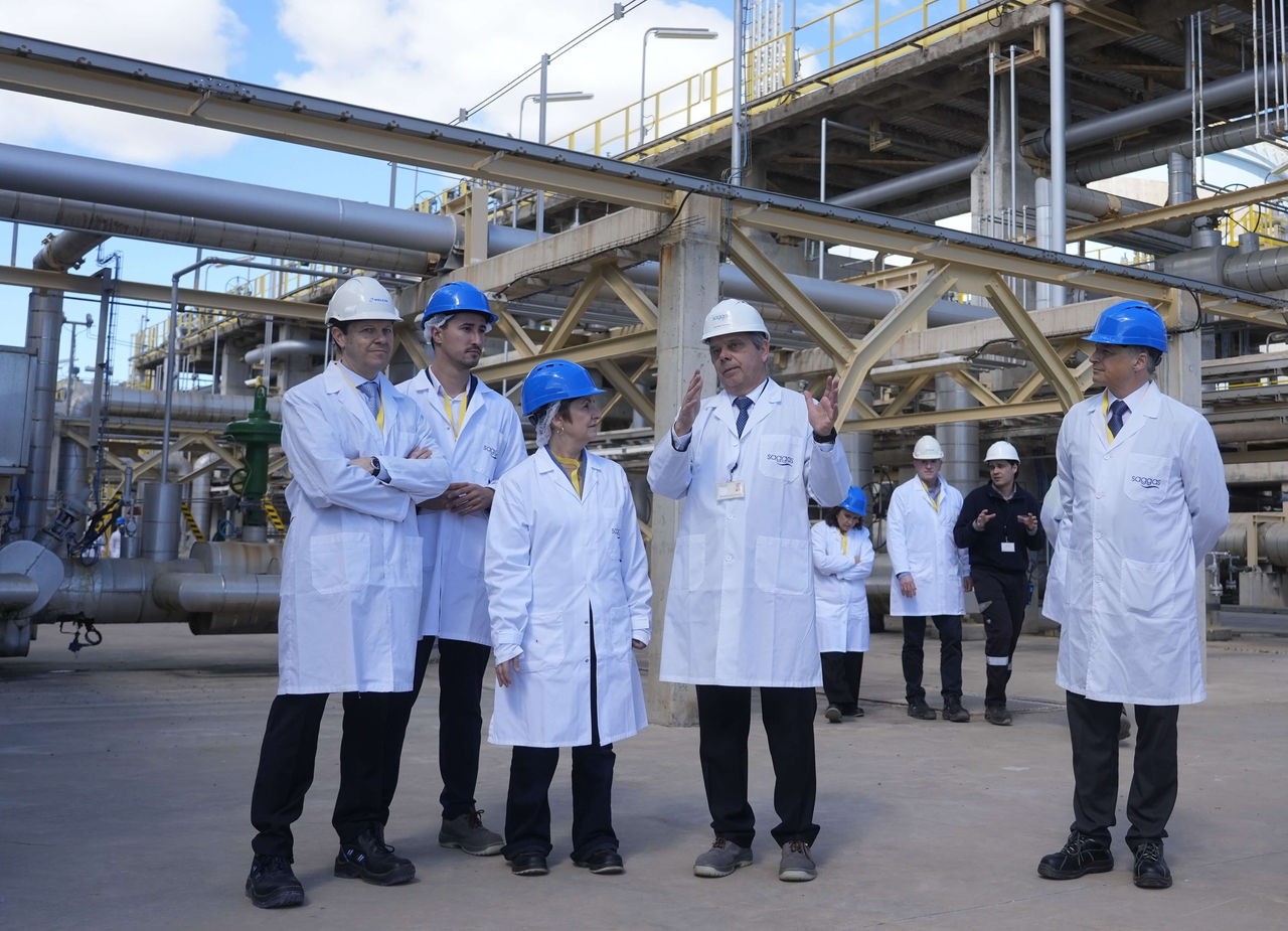 Profesionales en la Planta de Regasificación de Enagás