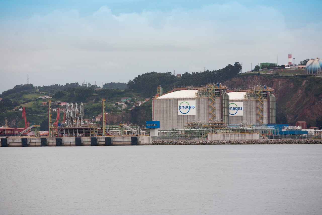  Foto de la terminal de gas natural licuado El Musel