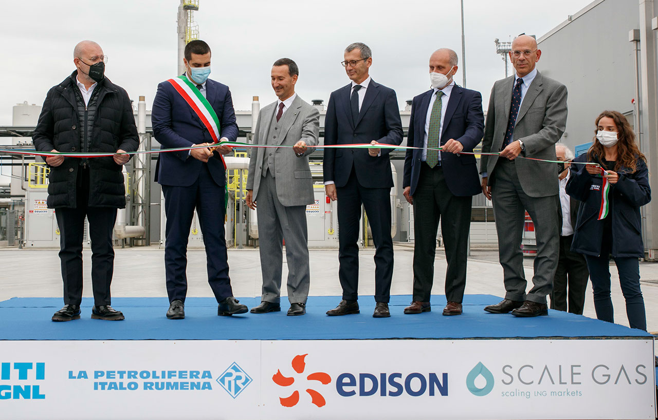  From left to right: Stefano Bonaccini, President of the Emilia-Romagna Region; Michele De Pascale, Mayor of Ravenna; Guido Ottolenghi, CEO of PIR; Nicola Monti, CEO of Edison; Claudio Rodriguez, Gas Assets General Manager of Enagás; Alessandro Gentile, CEO of DIG.
