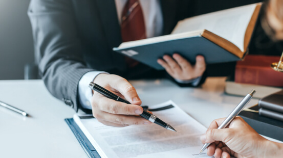 Persona trabajando en un informe