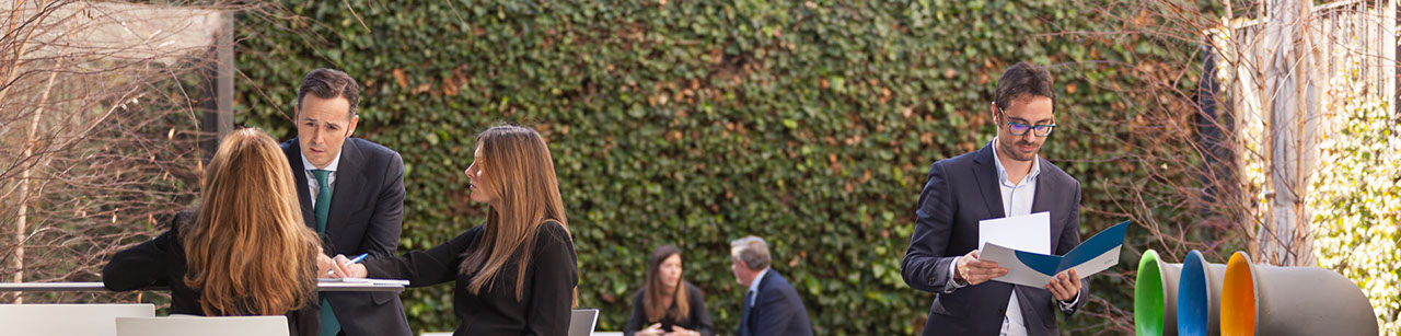 Personas en ambiente de trabajo en un jardín