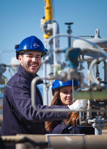 Operadores en planta de Enagás