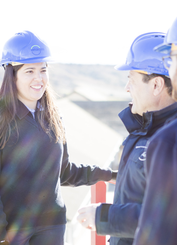 Operadores en planta de Enagás