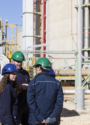 Operadores en planta de Enagás