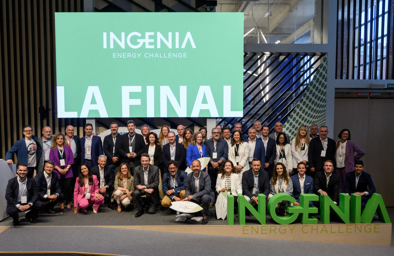Foto de grupo en la final de Ingenia Energy Challenge 2024