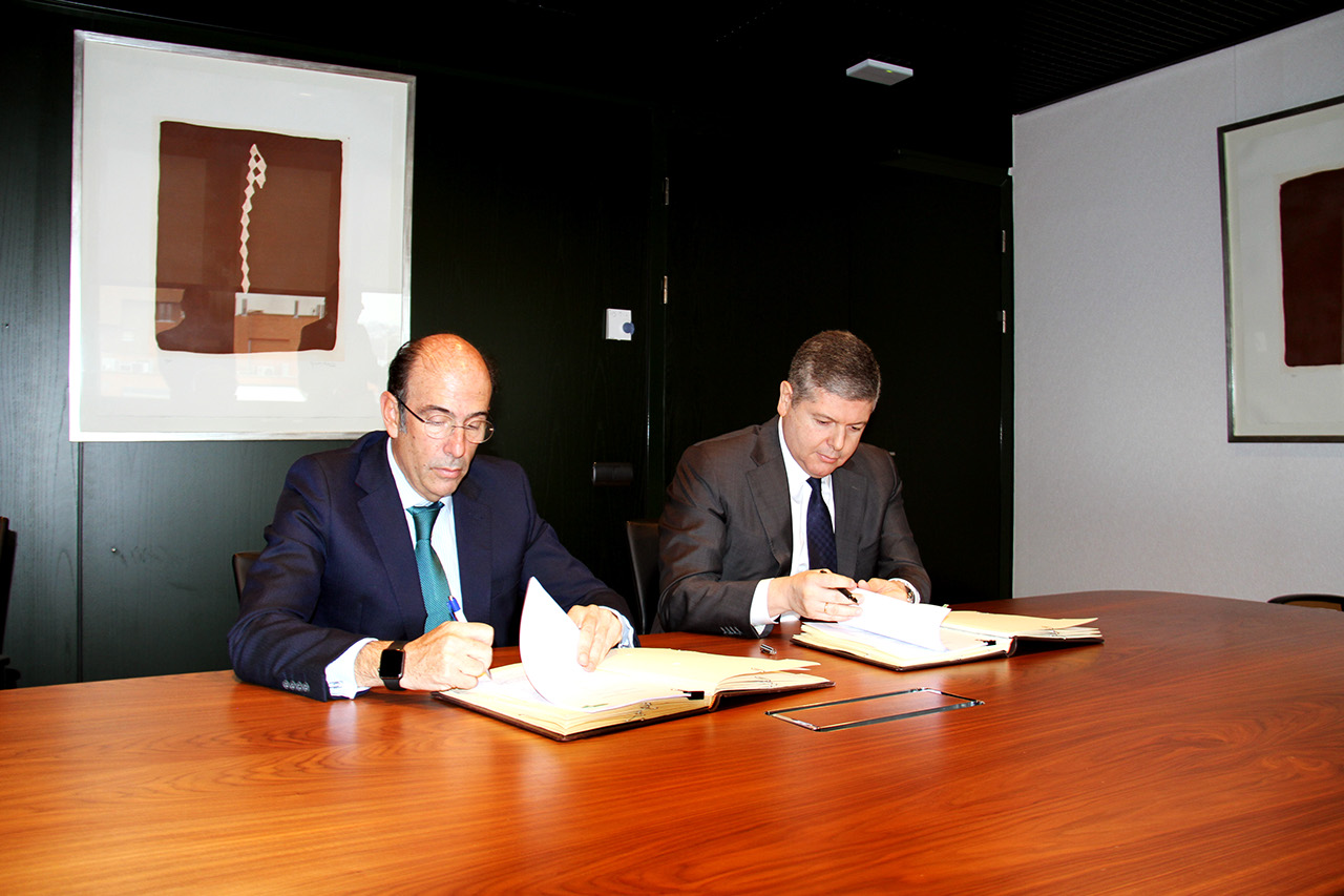  De izquierda a derecha: Marcelino Oreja, Consejero Delegado de Enagás, y Fernando Bergasa, Presidente de Redexis Gas