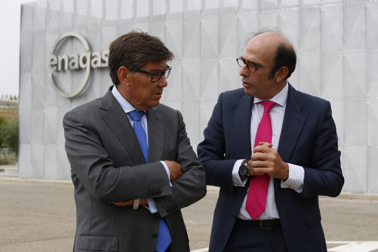 Dos personas hablando enfrente del Centro de Metrología de Enagás