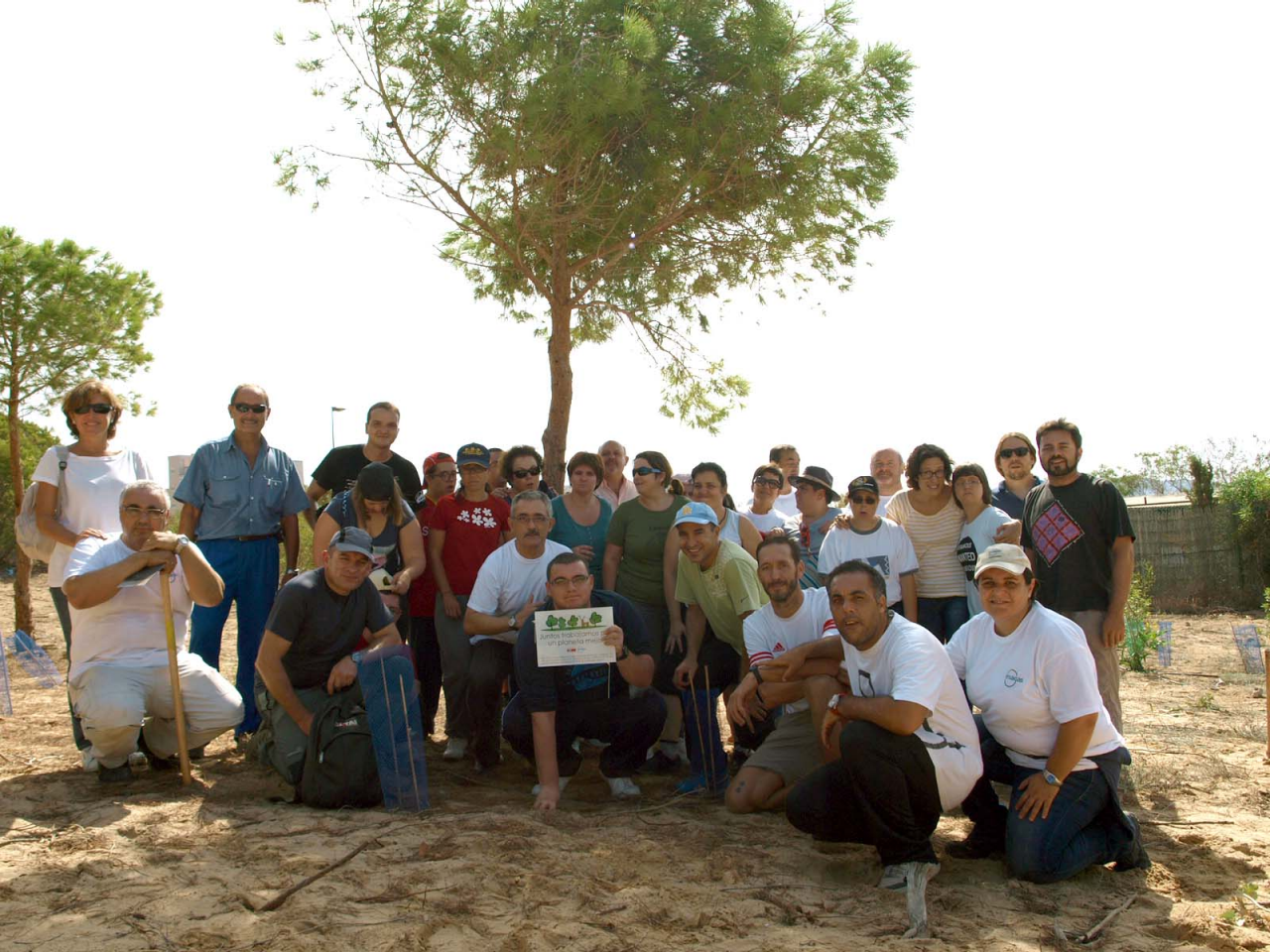 Un grupo de profesionales de Enagás en un voluntariado con personas con discapacidad