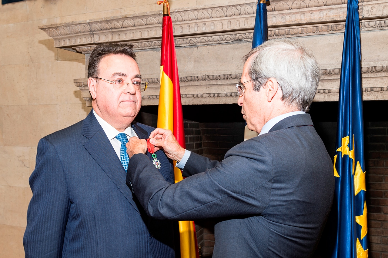  El Presidente de Enagás, Antonio Llardén, recibe la insignia de Caballero de la Orden Nacional de la Legión de Honor de Francia