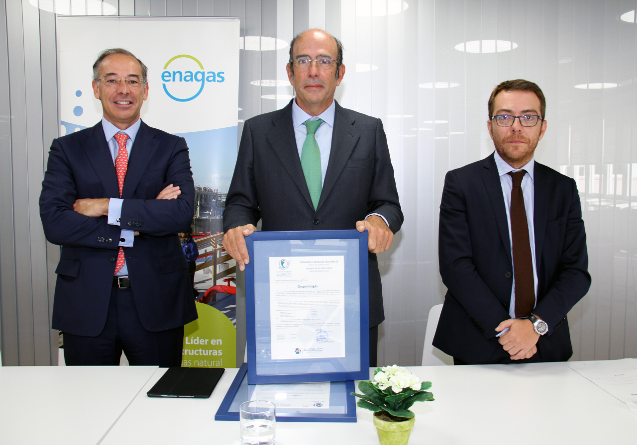  The Director General of Labour and Manager of the Regional Occupational Health and Safety Institute from the Government of Madrid, Ángel Jurado (on the right), presents the Healthy Workplace Certification to the Chief Executive Officer of Enagás, Marcelino Oreja (in the centre), in the presence of Alfonso Masoliver, Director General of the auditor