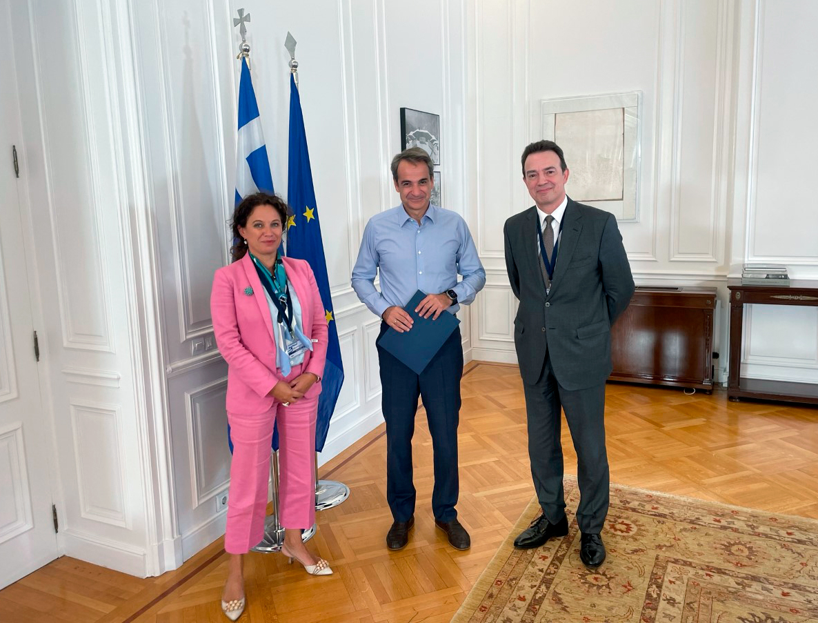 Foto de grupo tras la firma de un acuerdo