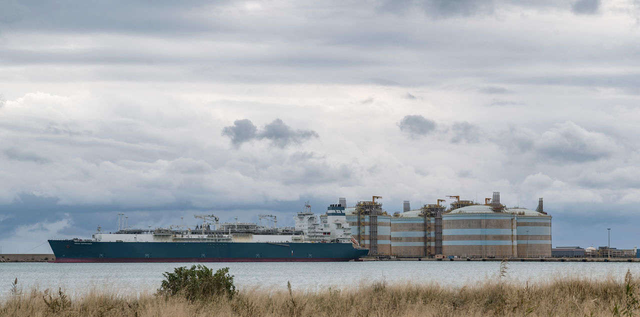 First vessel to operate as a Floating Storage and Regasification Unit 